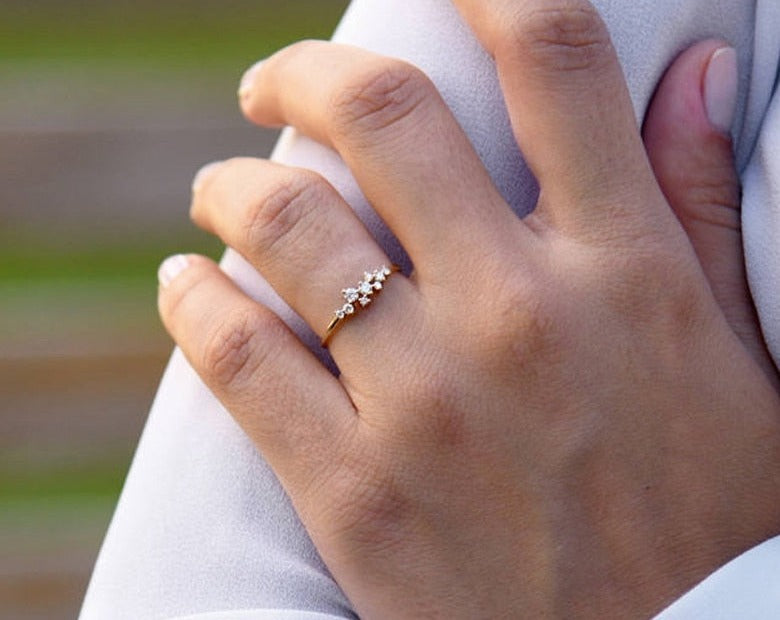 Anillo clásico de moissanita torcida en plata de ley 925