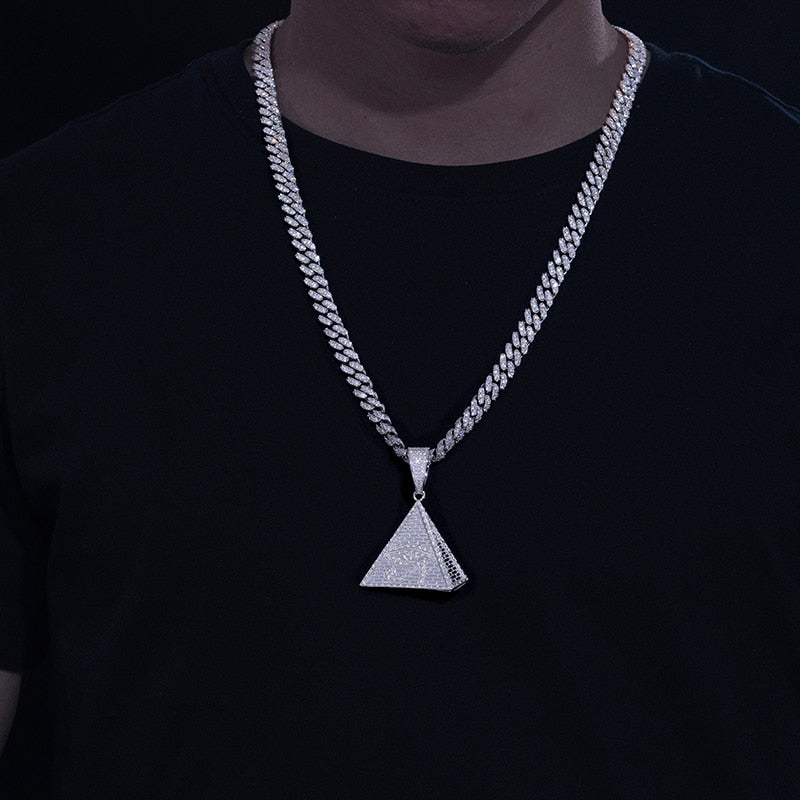 Colgante de ojo de Horus con pirámide egipcia de moissanita en plata de ley 925.