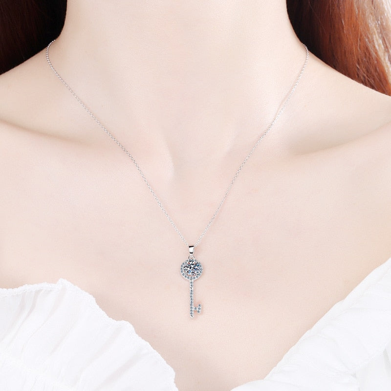 Moissanite 0,5-1ct Pendant Key, 925 Sterling Silver Plated with White Gold