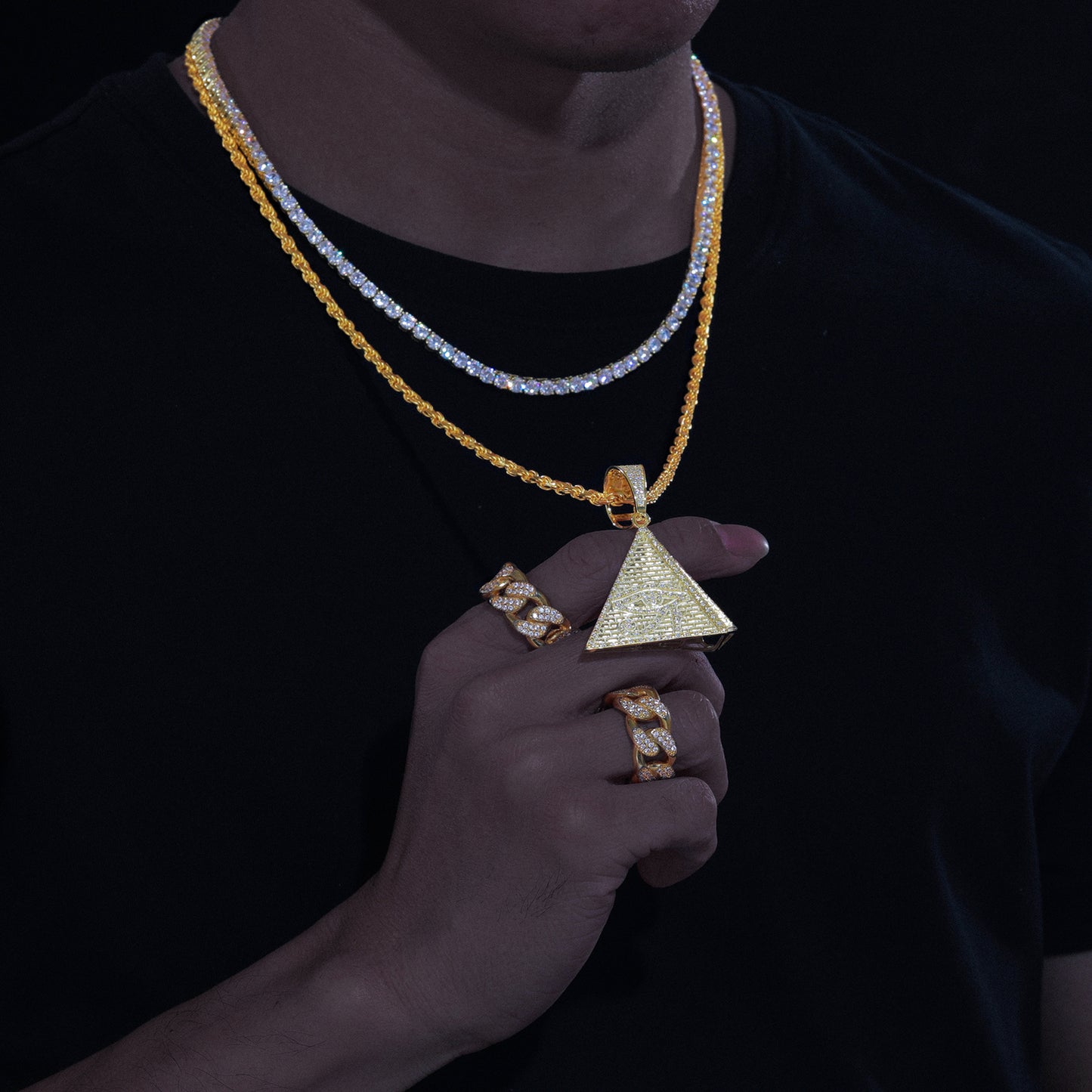 Colgante de ojo de Horus con pirámide egipcia de moissanita en plata de ley 925.
