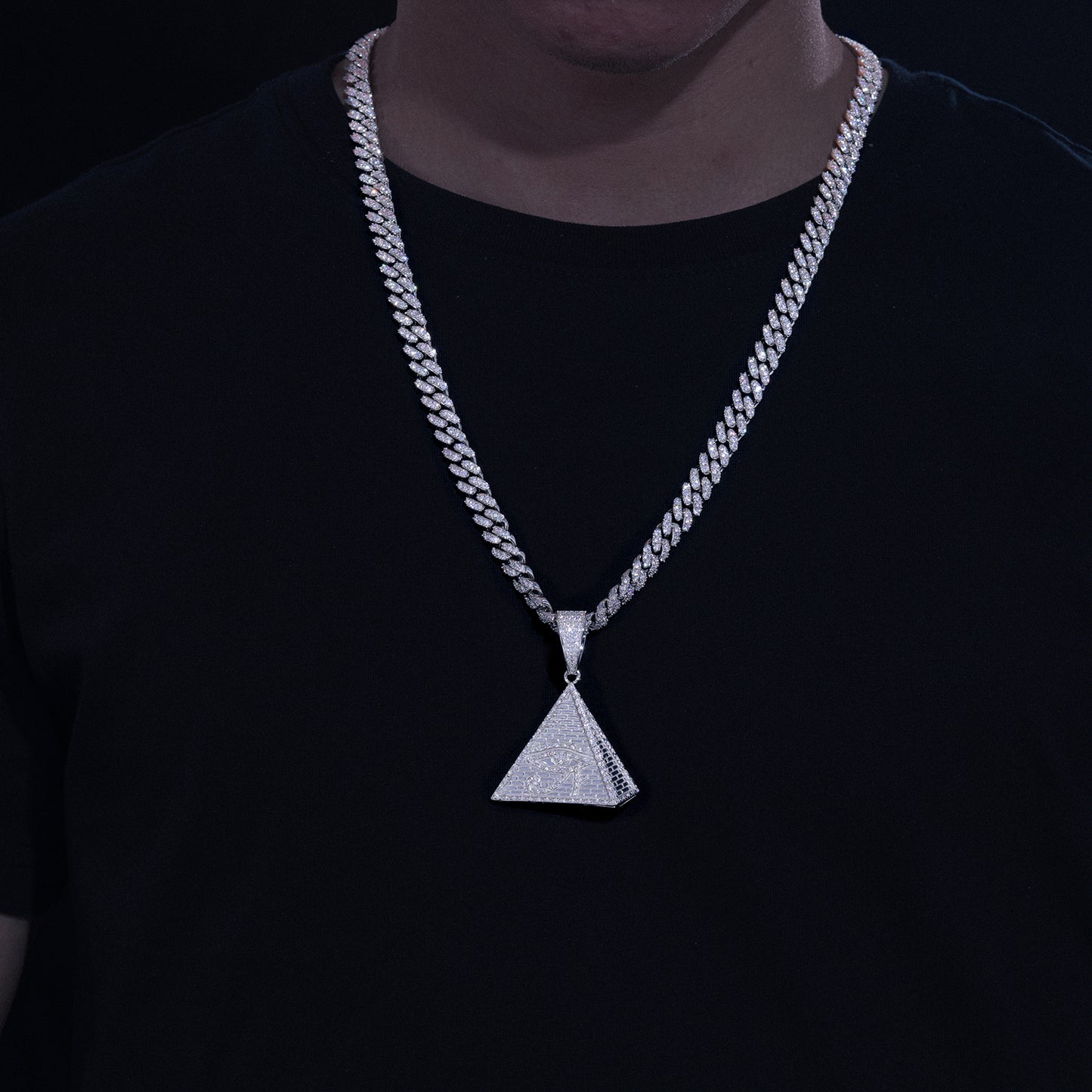 Colgante de ojo de Horus con pirámide egipcia de moissanita en plata de ley 925.