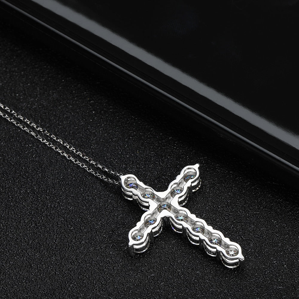 Colgante de cruz de moissanita de 2,5-5 mm, bañado en plata de ley 925 y oro blanco de 18 k con cadena.