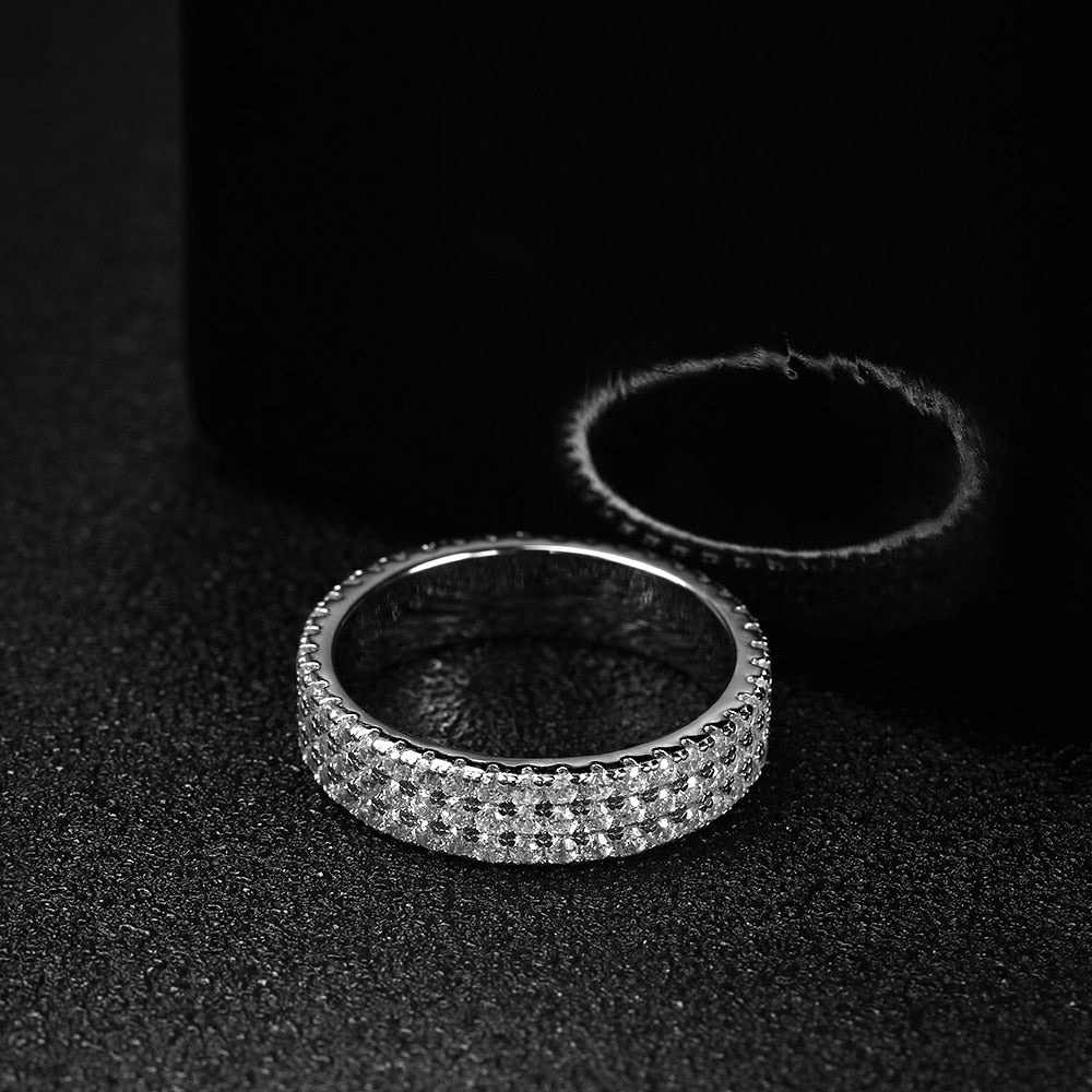 Anillo de moissanita bañado en plata de ley 925 de 18 quilates.