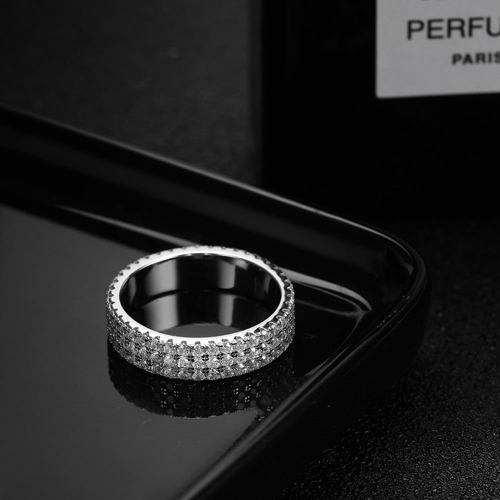 Anillo de moissanita bañado en plata de ley 925 de 18 quilates.