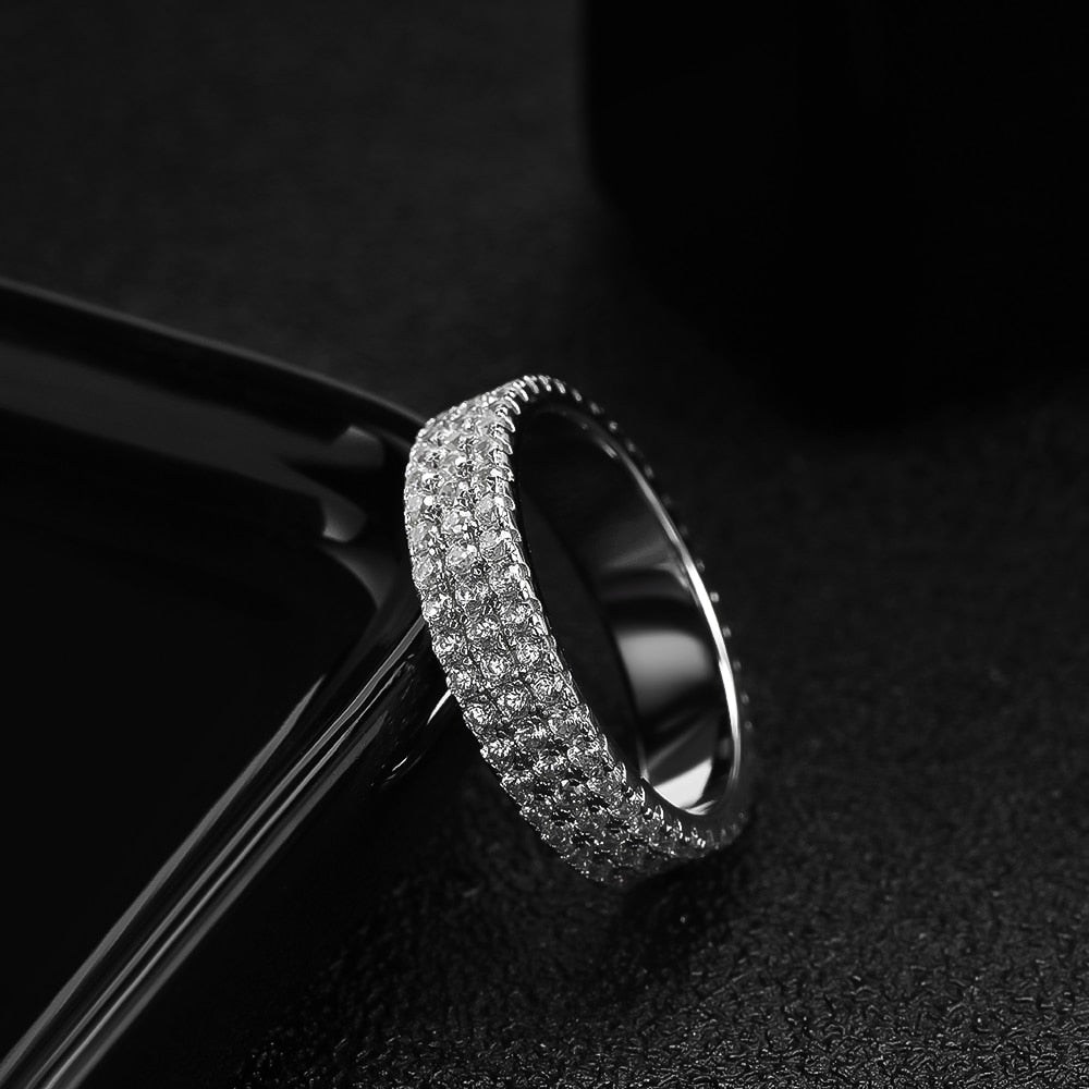 Anillo de moissanita bañado en plata de ley 925 de 18 quilates.