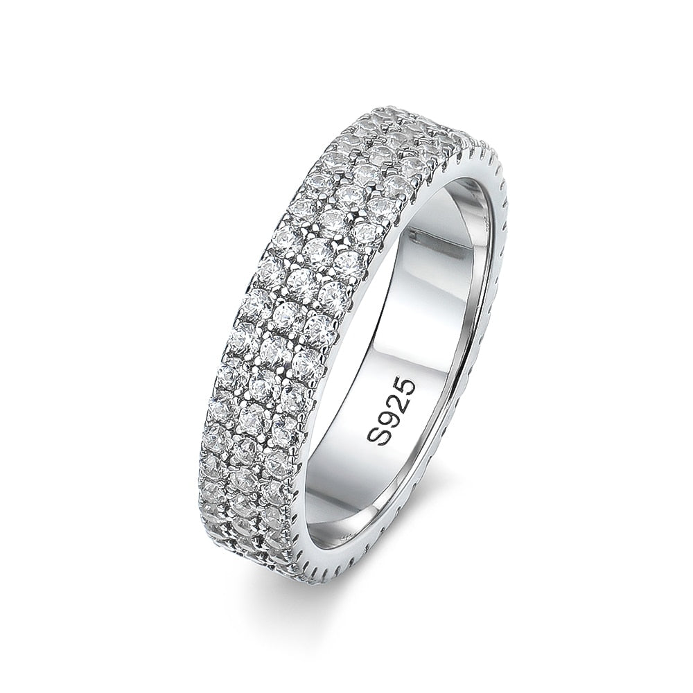 Anillo de moissanita bañado en plata de ley 925 de 18 quilates.