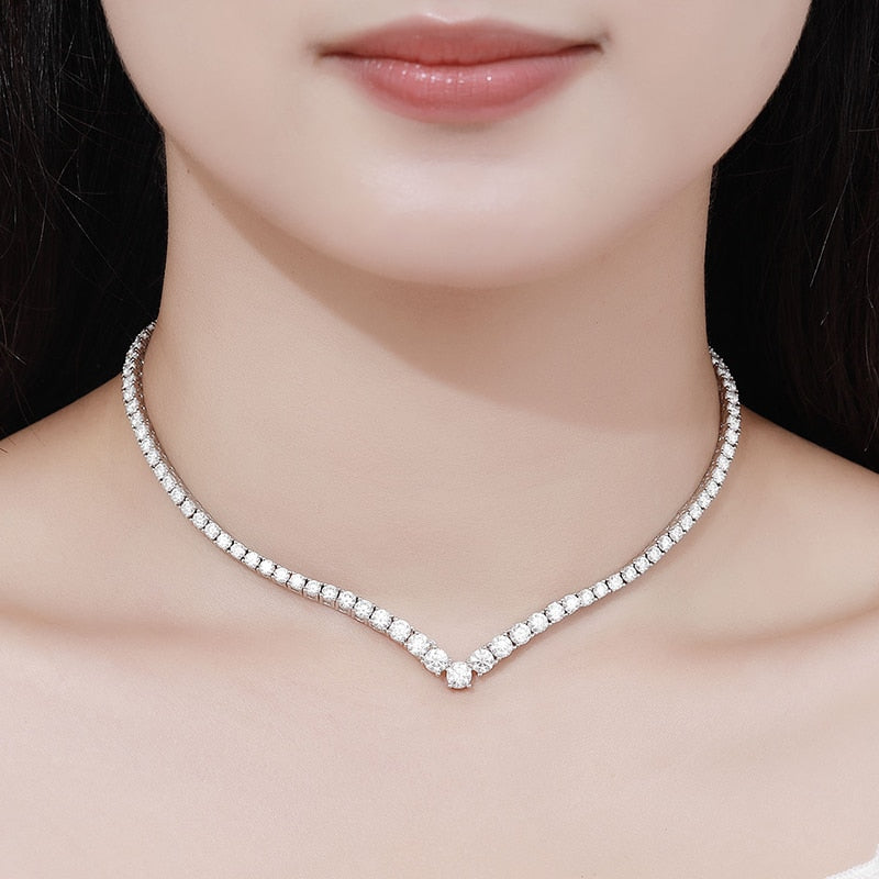 Moissanit-Halskette im Tennis-V-Stil, 925er Sterlingsilber, plattiert mit 18 Karat Weißgold
