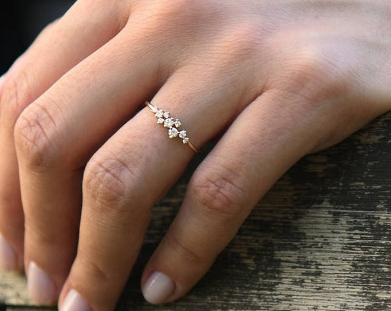 Anillo clásico de moissanita torcida en plata de ley 925