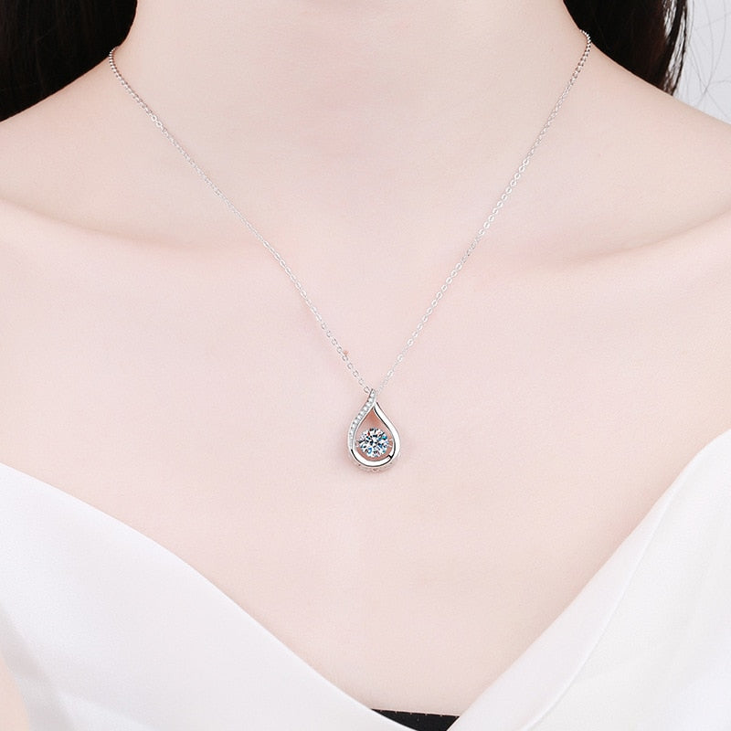 Colgante de gota de moissanita de 1,0 ct y 6,5 mm en plata de ley 925