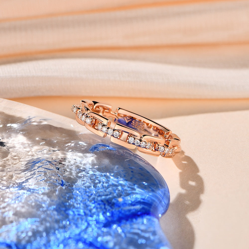 Anillo navideño de moissanita en plata de ley 925 con baño de oro blanco, rosa o amarillo.