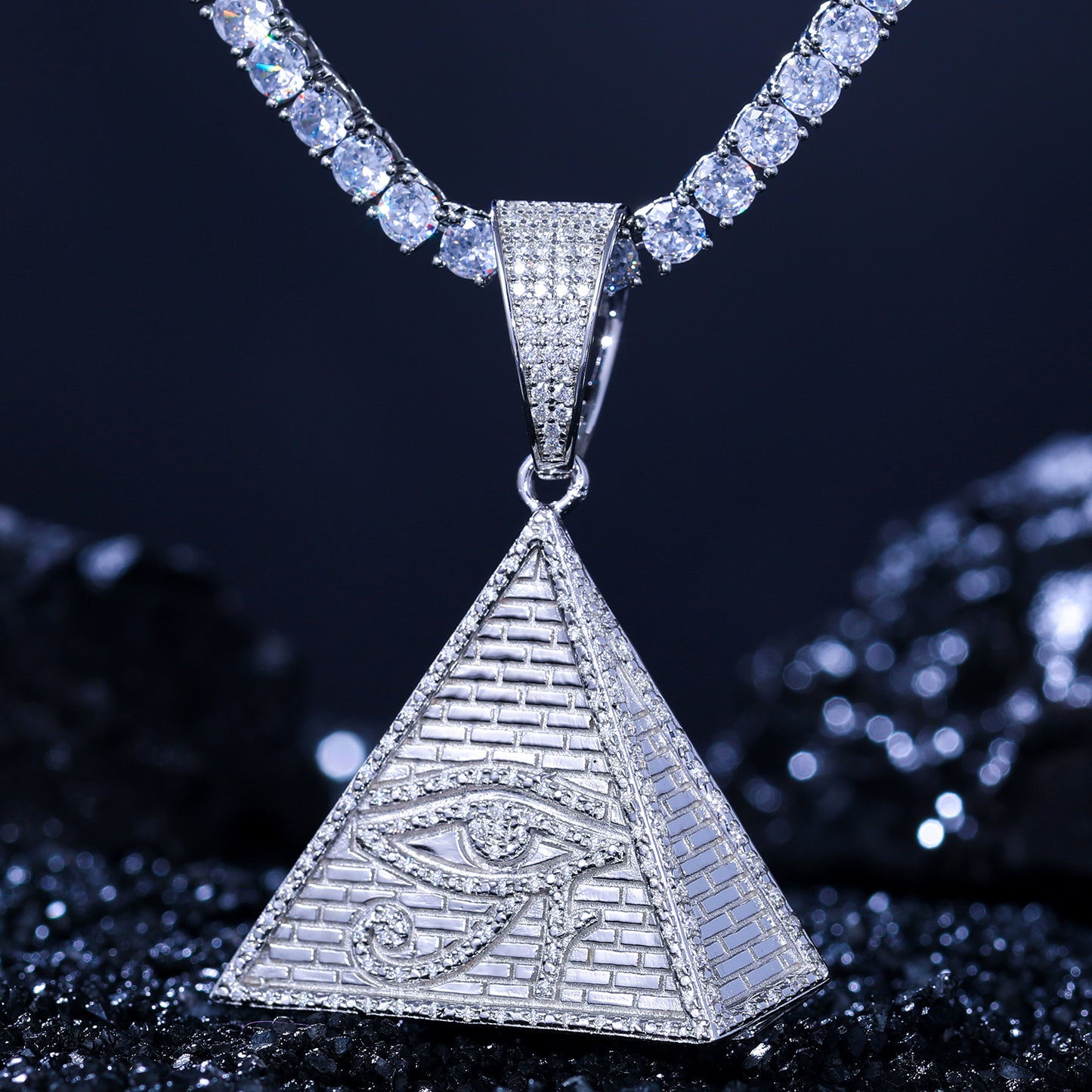 Colgante de ojo de Horus con pirámide egipcia de moissanita en plata de ley 925.