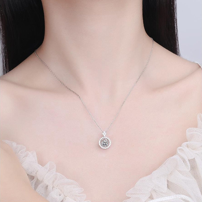 Colgante de moissanita de 1/0,8 quilates en plata de ley 925