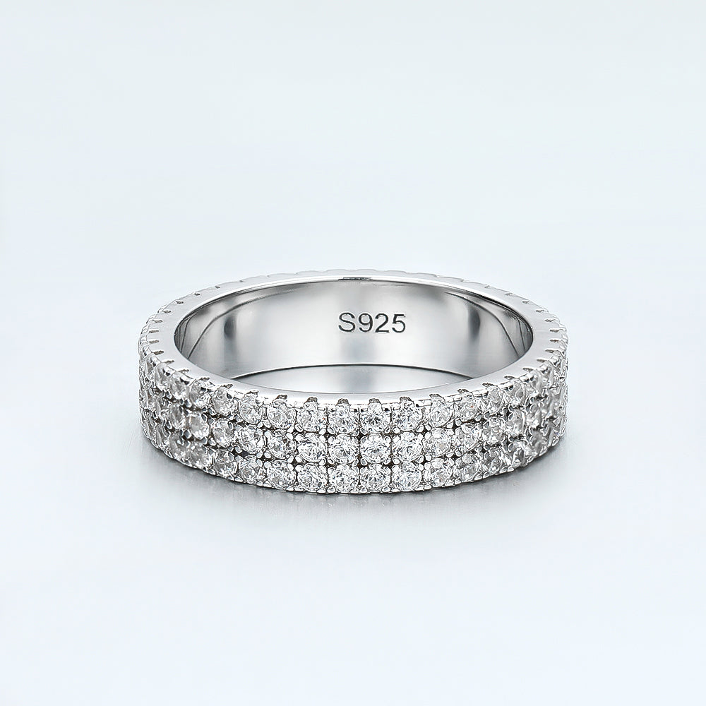 Anillo de moissanita bañado en plata de ley 925 de 18 quilates.