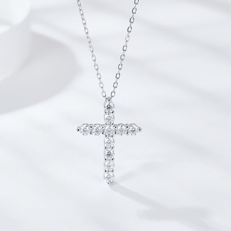 Colgante de cruz de moissanita de 2,5-5 mm, bañado en plata de ley 925 y oro blanco de 18 k con cadena.