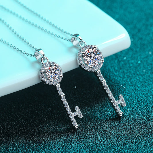 Moissanite 0,5-1ct Pendant Key, 925 Sterling Silver Plated with White Gold