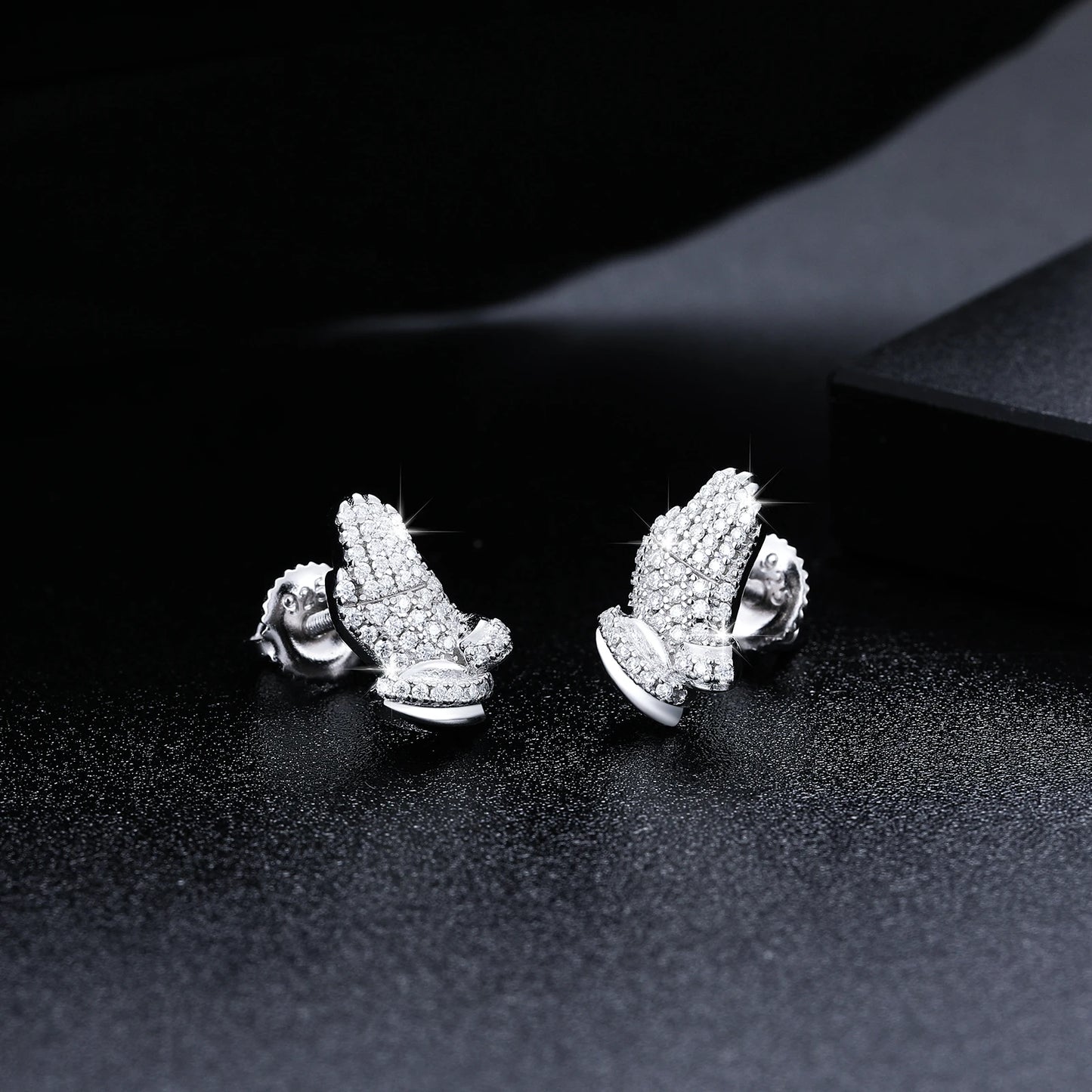 Pendientes de manos en oración en plata de ley 925 y moissanitas