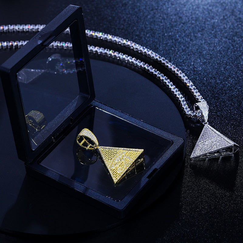 Colgante de ojo de Horus con pirámide egipcia de moissanita en plata de ley 925.